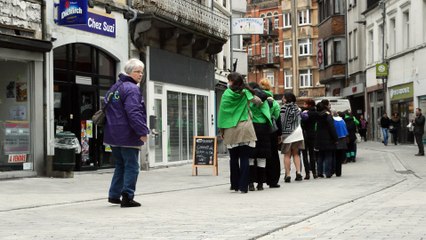 Marche à reculons dans le piétonnier d'Arlon pour défendre la sécurité sociale