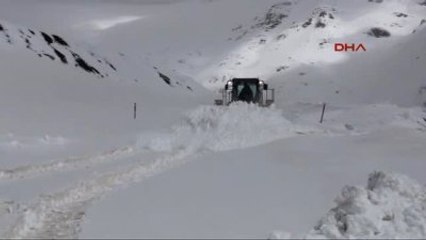 Van-Bahçesaray Karayoluna Çığ Düştü 1-