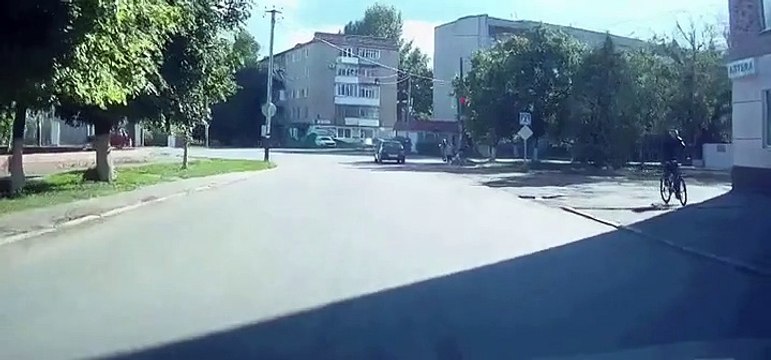 Motard grille un feu rouge et provoque un accident violent