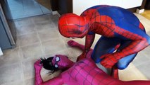 스파이더맨 vs 핑크 Spidergirl vs 조 커 in Real Life! Spidergirl Hypnotized! 슈퍼 영화