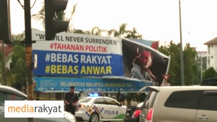 Polis Turunkan Papan Iklan "Menghasut" [Bebas Anwar] Di Ampang Selangor