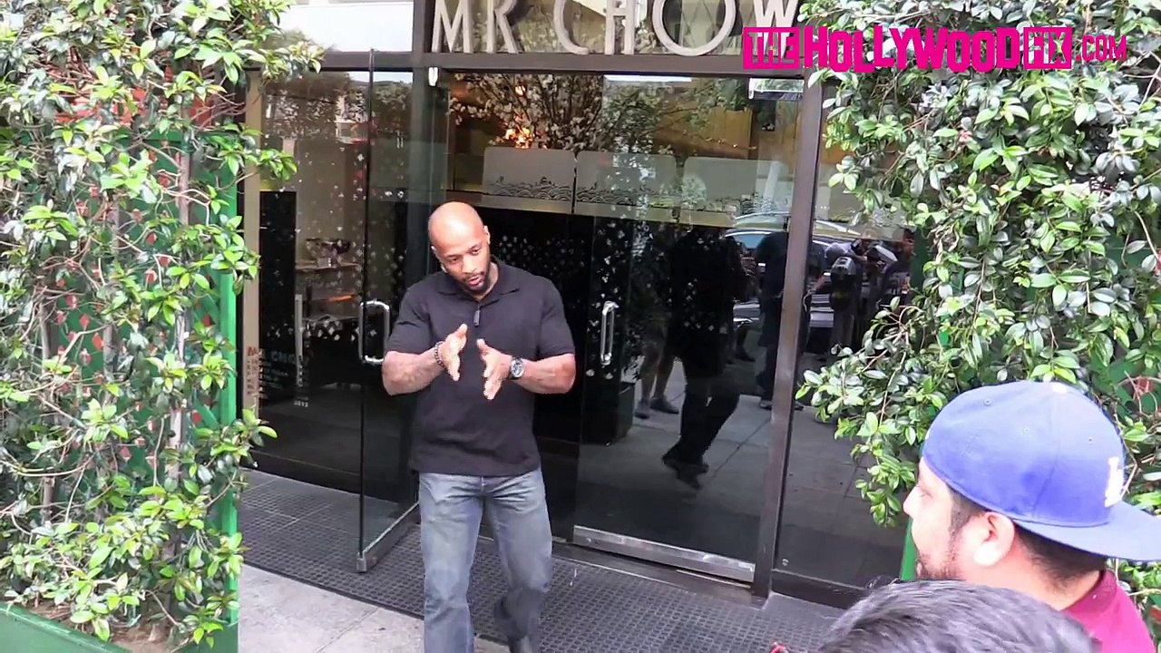 Kourtney Kardashian Spotted By The TMZ Tour Bus Leaving Mr. Chow In Beverly Hills 3.17.16