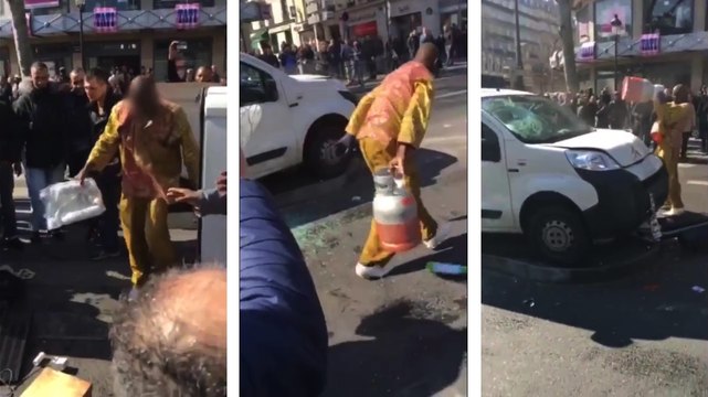 Un homme devient fou et détruit sa voiture en pleine rue à Paris