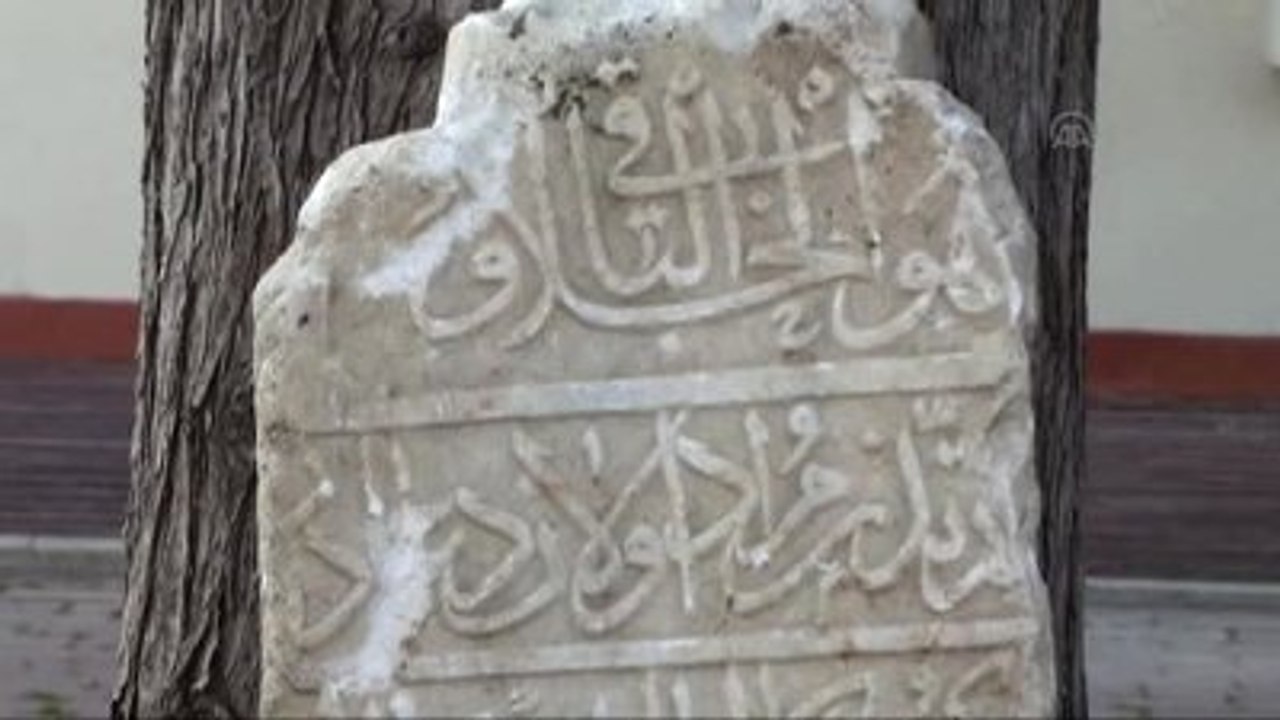 Yol Kenarında 2 Bin Yıllık Lahit Parçası Bulundu