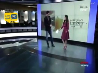 مذيعة سعودية تخلع حذائها على الهواء