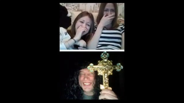 Мужик в парике с крестом по вебке Видео прикол Девушки Вебка Веб камера и золотой крест