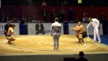 Сумо: боец слева из России