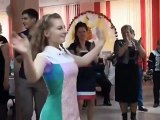 Вот как надо танцевать на русской свадьбе. Here's how to dance at the wedding of Russian