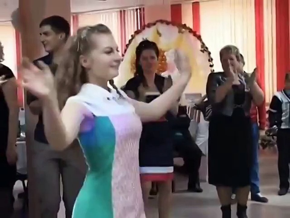 Девушка танцует на свадьбе. Тинци девочек на свадьбе. Русская девушка танцует на свадьбе. Девочка на свадьбе танцует. Танец на свадьбу русские песни