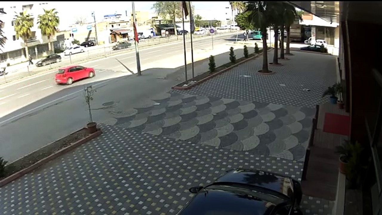 Feci kaza güvenlik kamerasına yansıdı