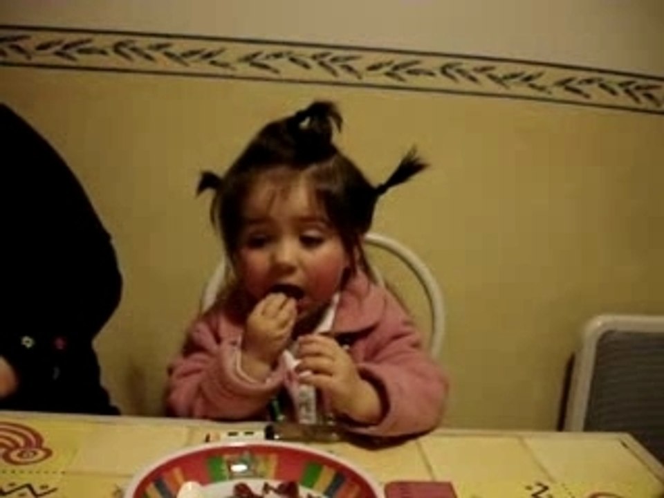 Louane fait son repas