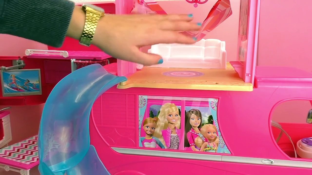 Barbie Camping français comparaison entre le Glam Camper et le Camper supers vacances