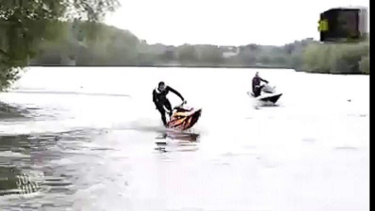Suda motor ile gösteri....