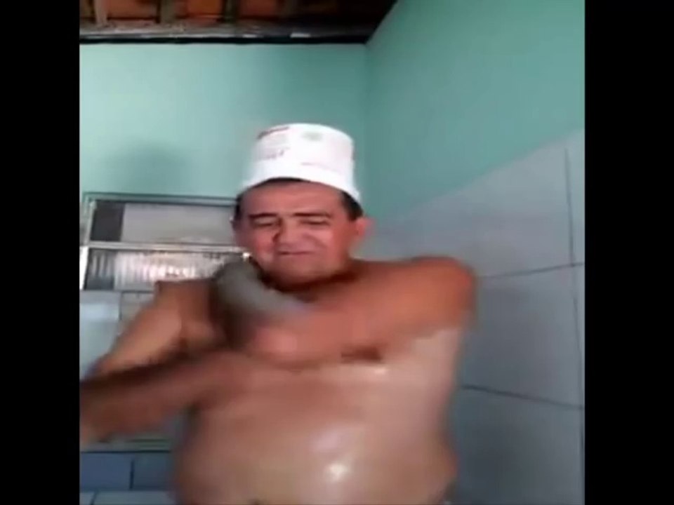 Videos Engraçados - Tiozinho ensina como tomar banho com pouca água - Rindo até 2016
