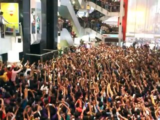 Shahrukh Khan meets his fans in Kanpur - Downloaded from youpak.com