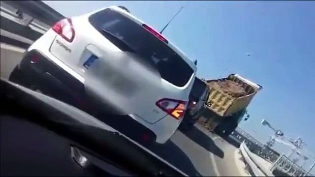 Voila comment se régle un road rage en Turquie ...