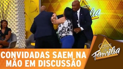 Convidadas saem na mão (de verdade) durante discussão