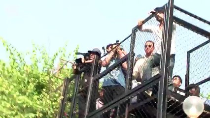 Shahrukh Khan Waves To Fans At Mannat on His 50th BIRTHDAY - Downloaded from youpak.com