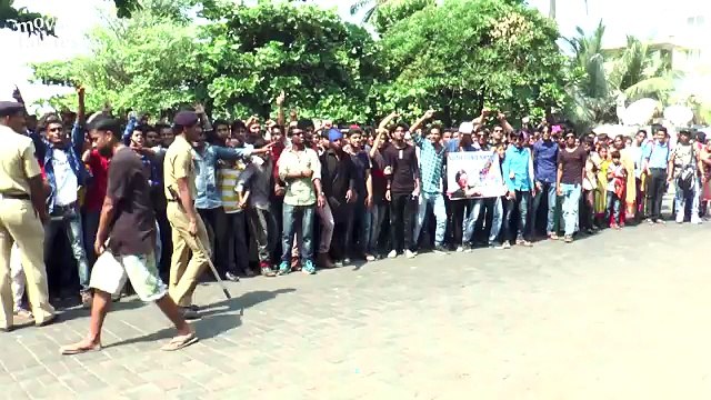 Shahrukh Khan & Abram 50th BIRTHDAY Celebrations At Mannat - Downloaded from youpak.com