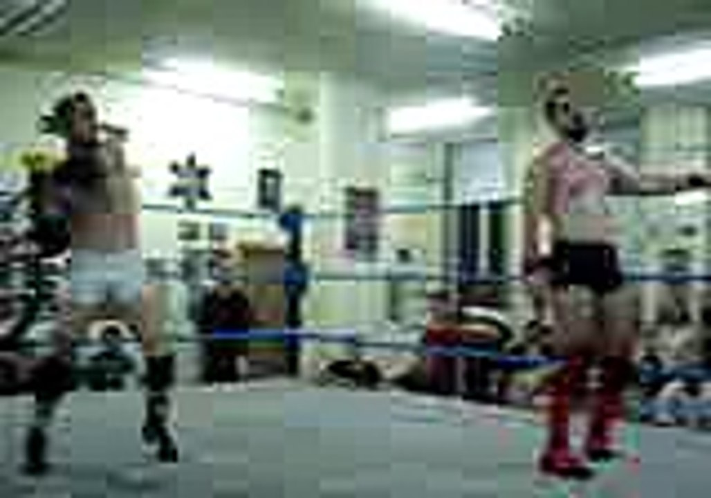 יוסי מרביץ לשרון עם כיסא- הפסילה