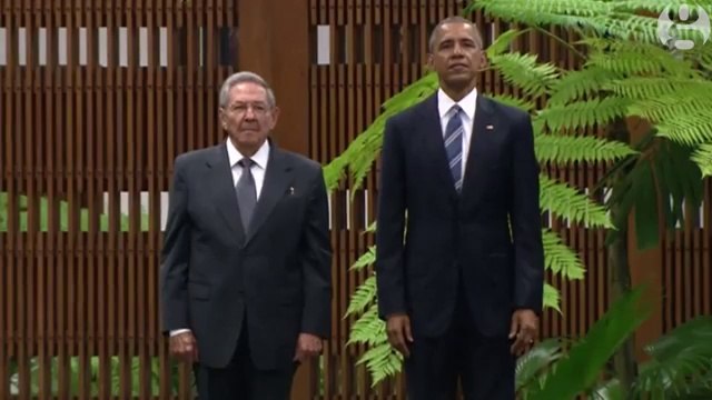 Barack Obama welcomed by Cuban president Raúl Castro