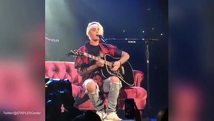 Kourtney Kardashian watches Justin Bieber's concert as Khloe makes fun of her