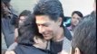 Shahrukh khan gets emotional with fans - Downloaded from youpak.com