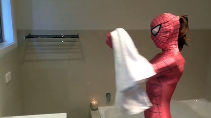 Gerçek Hayat Ft Joker olarak Pembe Spidergirl Vs Venom Bubble Bath Time Fun