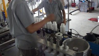 Automatic round bottle wet glue labeling machine with date printer positioning label applicator