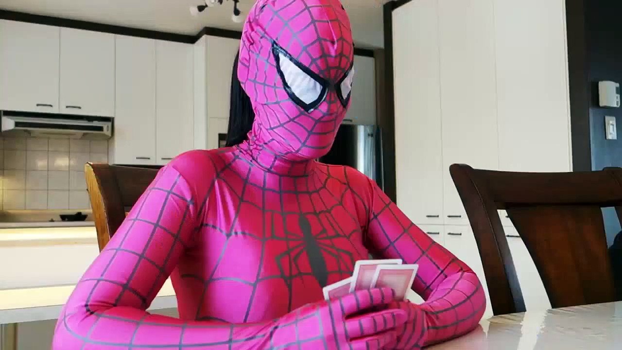 スパイダーマンvsピンクSpidergirl vsジョーカーの実生活です！ Spidergir...