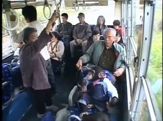 Mono se monta en Autobús con su perro y da un paseo  en la playa