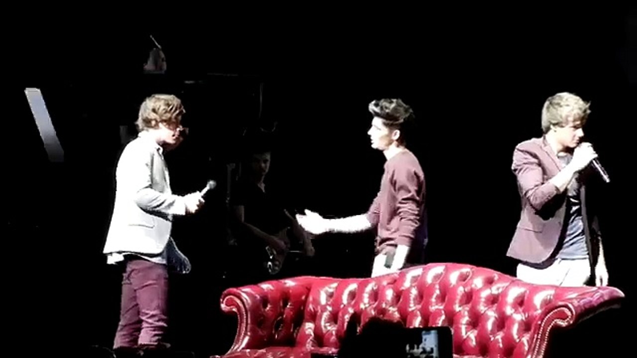 One Direction trying dance like Shakira