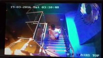 Une fille bourrée se gamelle dans les escaliers en boite de nuit