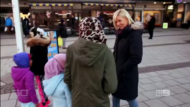 Un handicapé courageux intervient pour sauver des journalistes attaqués par des migrants agressifs