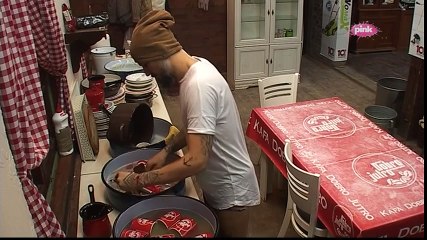Farma 7 - Crni izvršava zadatak