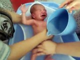 bebek nasıl yıkanır,video,bebeğin banyosu nasıl yapılır,bebeğin ilk banyosu,bebek banyosu
