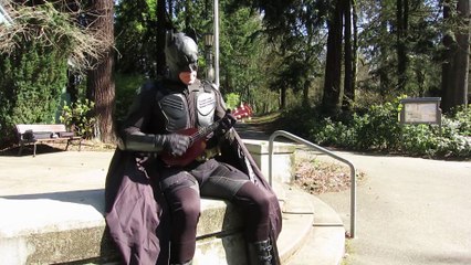 Superman à la cornemuse contre Batman au Ukulele... WTF?