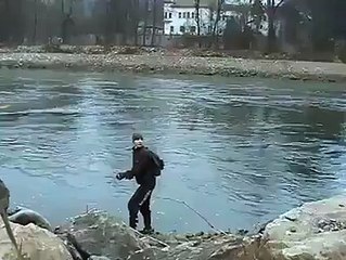 Suya dinamit atarken elinde patlatıyor Yorumsuz