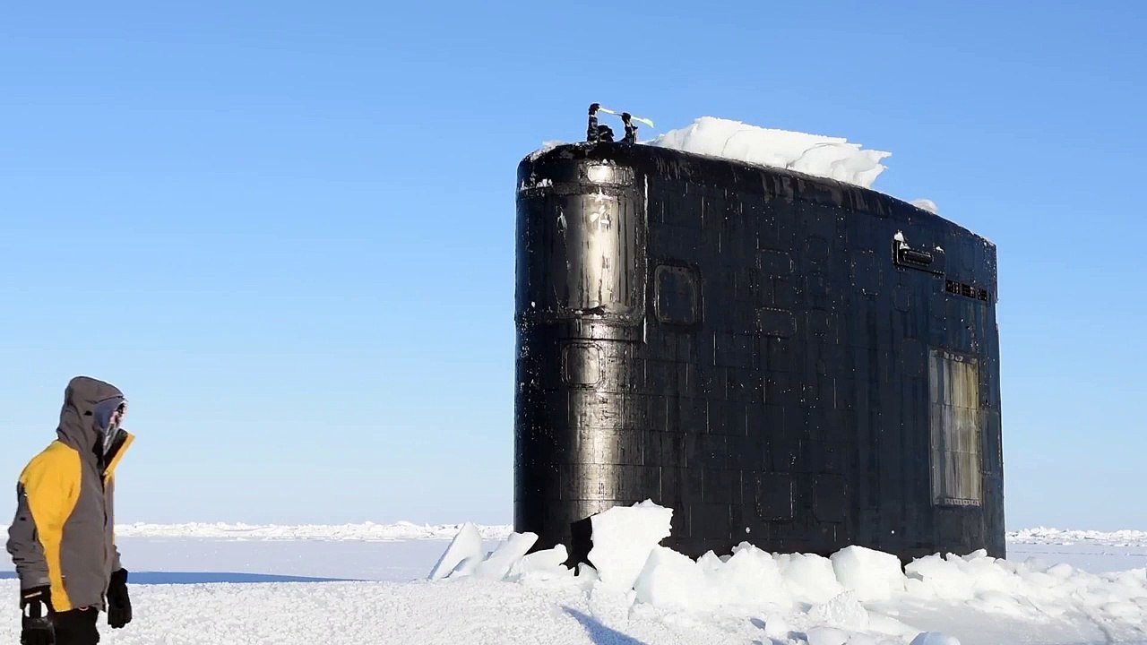 Un sous-marin des USA fait surface en brisant la banquise du cercle Arctique ! Impressionnant