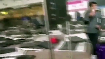 Télécharger la video: Attentats en Belgique: Vidéo à l'intérieur de l'aéroport Zaventem de Bruxelles après l'explosion - FUTURPOP