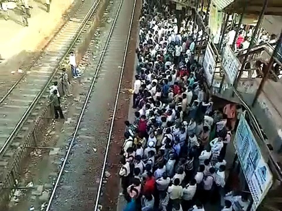 Coger un tren en la India es de lo más peligroso