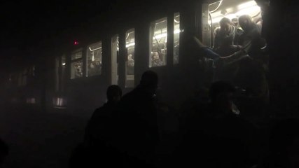 Descargar video: Les usagers du métro de Bruxelles évacués dans les tunnels