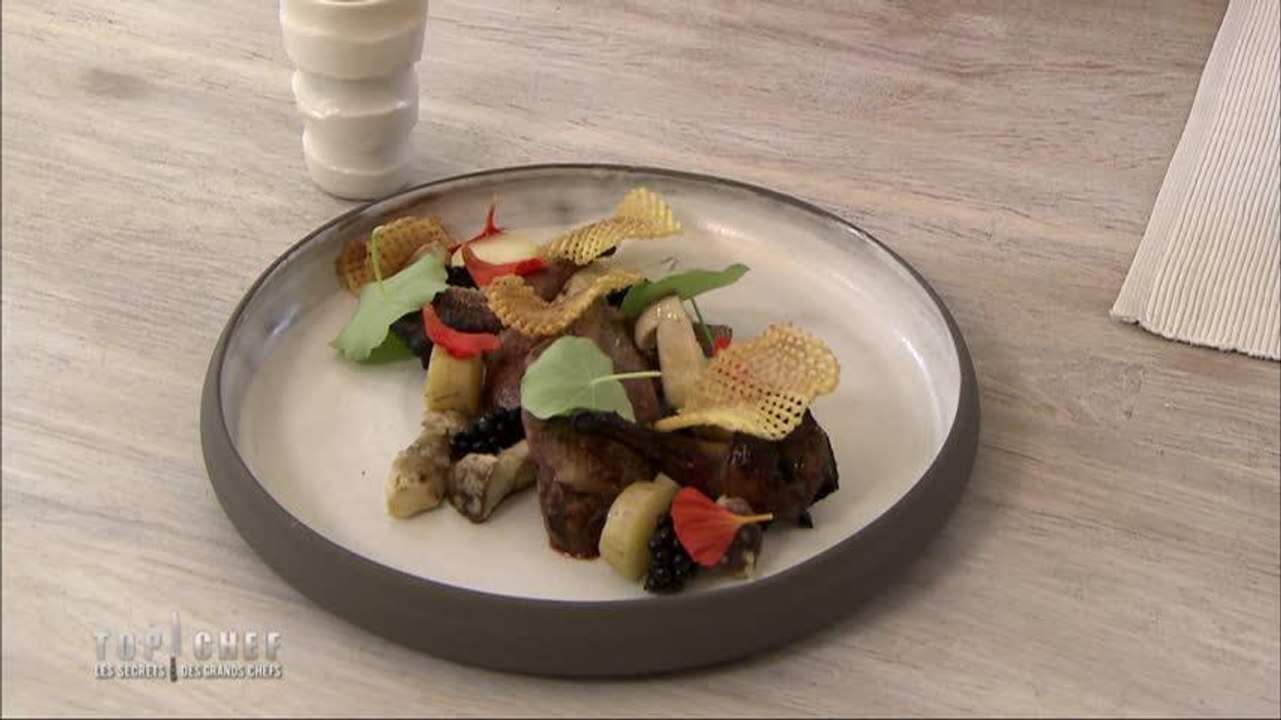Pigeonneau, pommes de terre au foin, cèpes, chips gaufrette et capucines par Martin Volkaerts