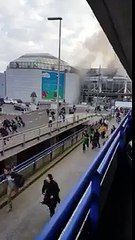 Скачать видео: Passageiros correm de aeroporto