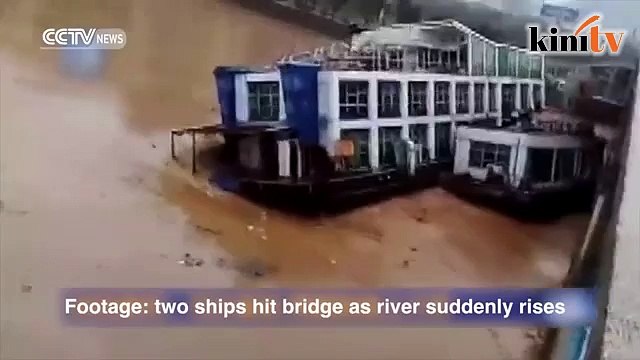 Gara-gara paras sungai naik, dua bot langgar jambatan