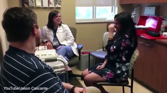 Elle entend pour la première fois... son fiancé la demande en mariage !