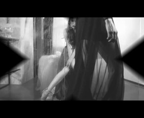 Ivana Visnjic in a black&white ring