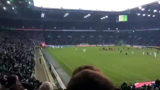 Köln Ultras Stürmen Spielfeld in Gladbach Deby 14.2.15 1:0