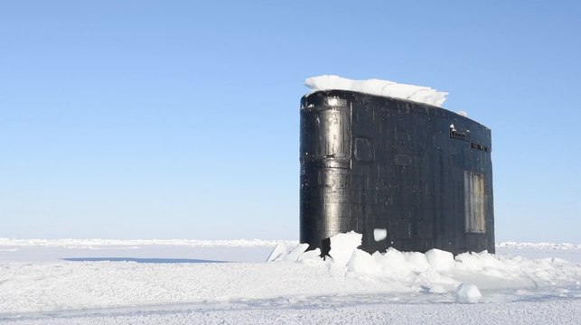 Un sous-marin brise la glace pour faire surface !