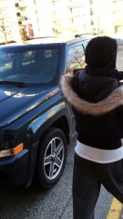 Une femme garée sur une place handicapée pète un câble!